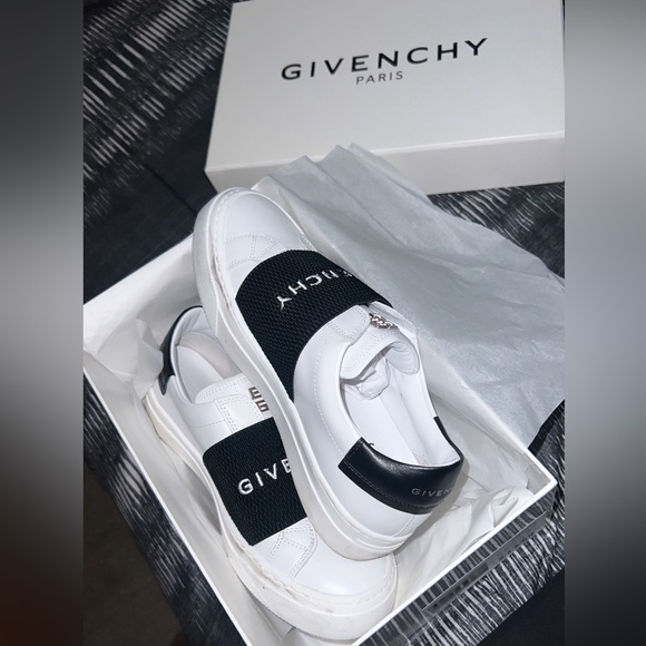 Kids Givenchy shoes size 33. - Picture 2 of 3